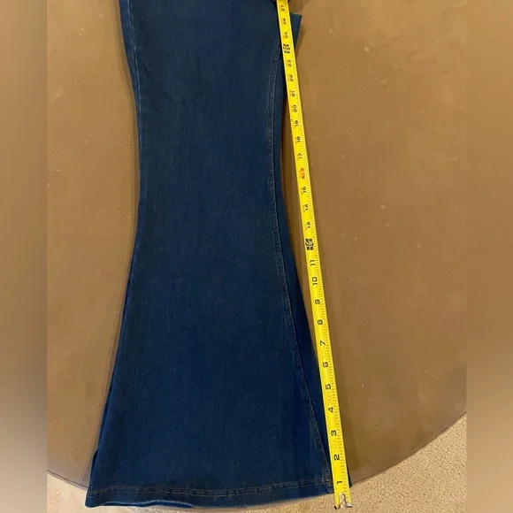 HALARA Women's stretchy flare Jeans. Size med/petite (26-27) - Picture 4 of 11